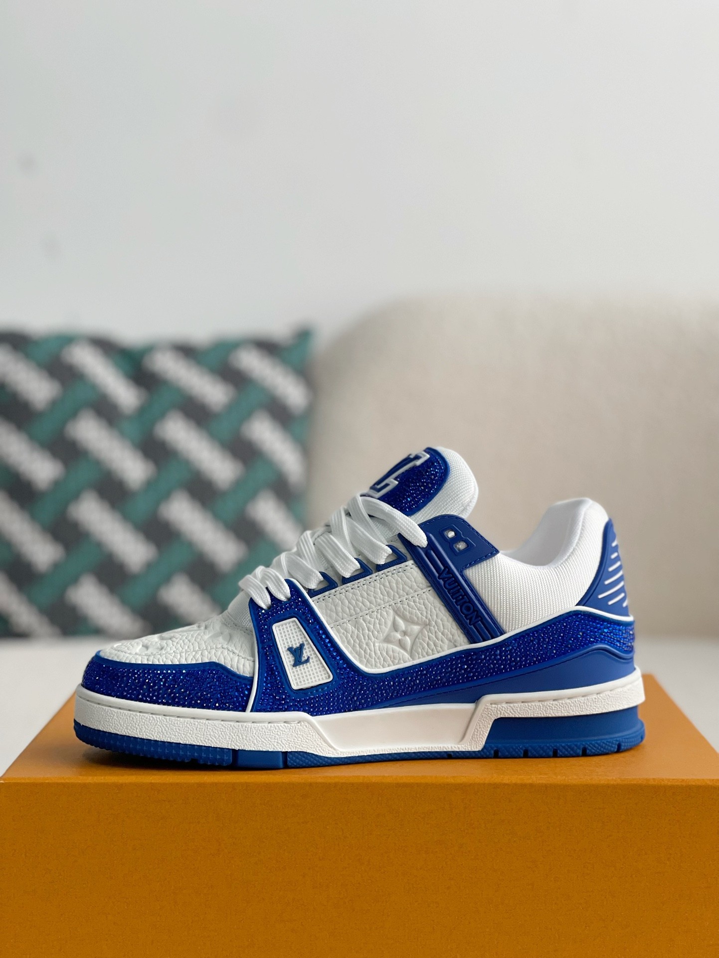 L X V Trainers Sneakers detail 4