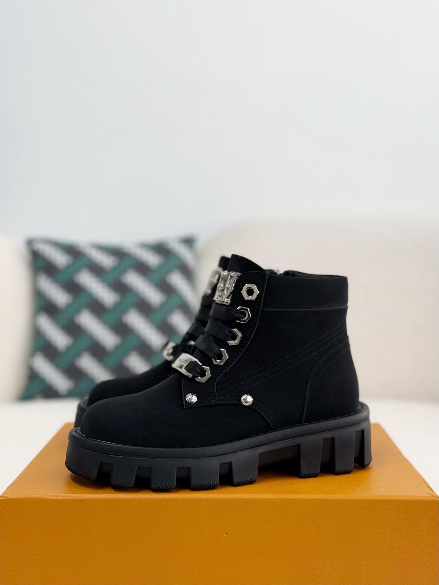L X V Round toe lace-up boots