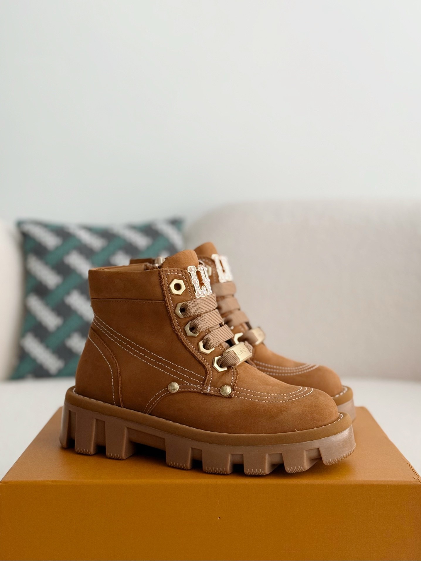 L X V Round toe lace-up boots detail 2