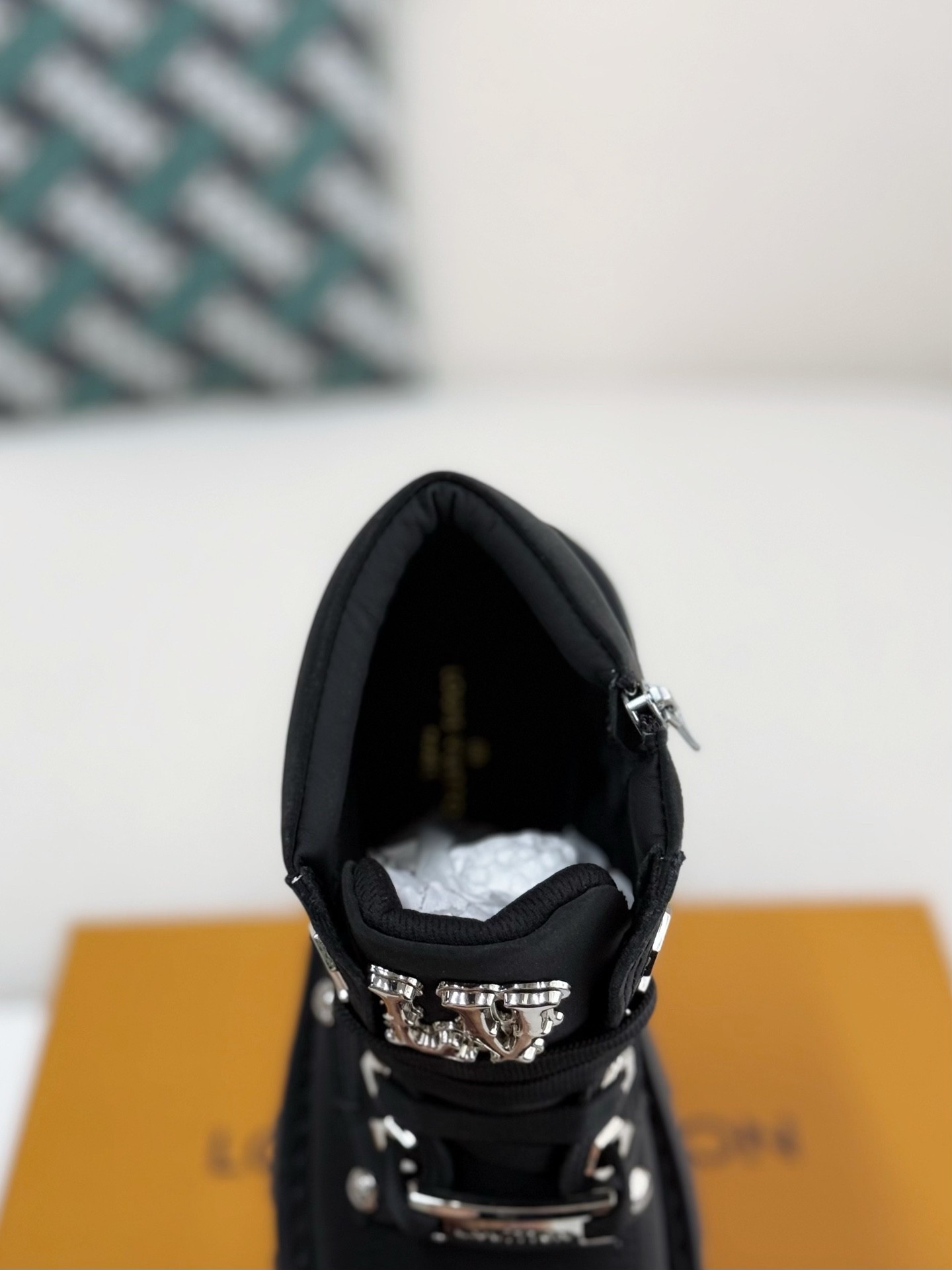 L X V Round toe lace-up boots detail 10