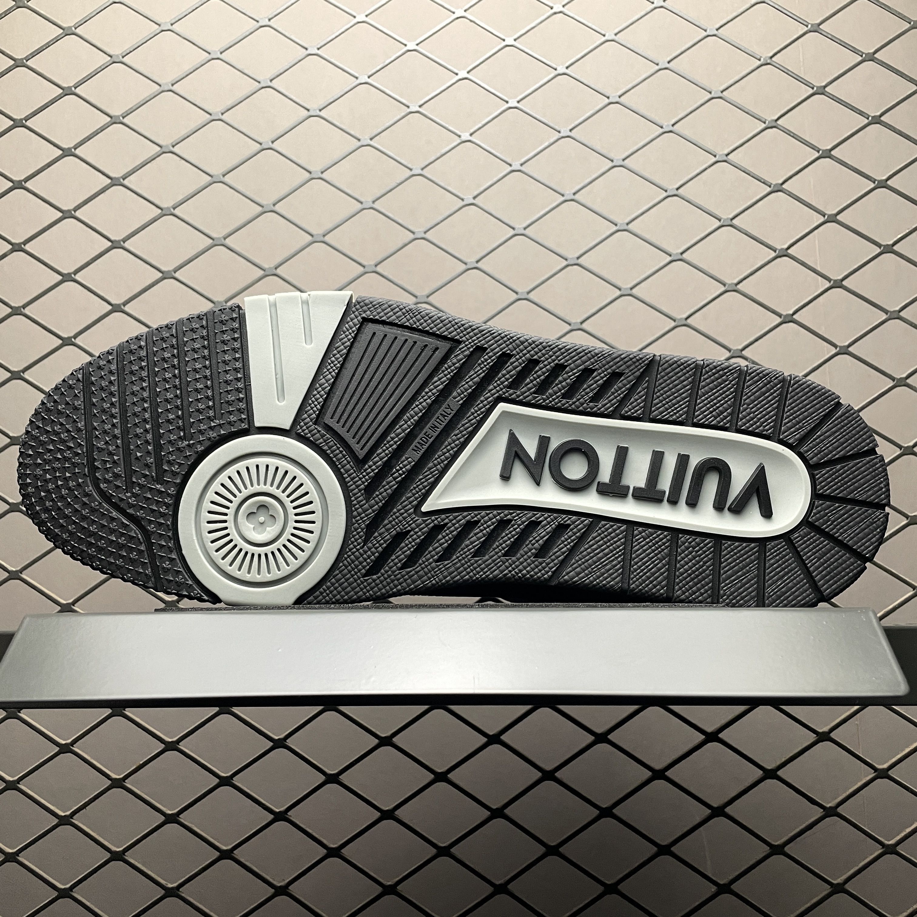 L X V TRAINER detail 8