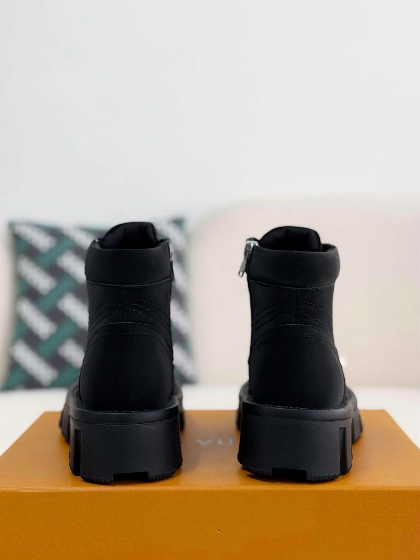 L X V Round toe lace-up boots detail 3