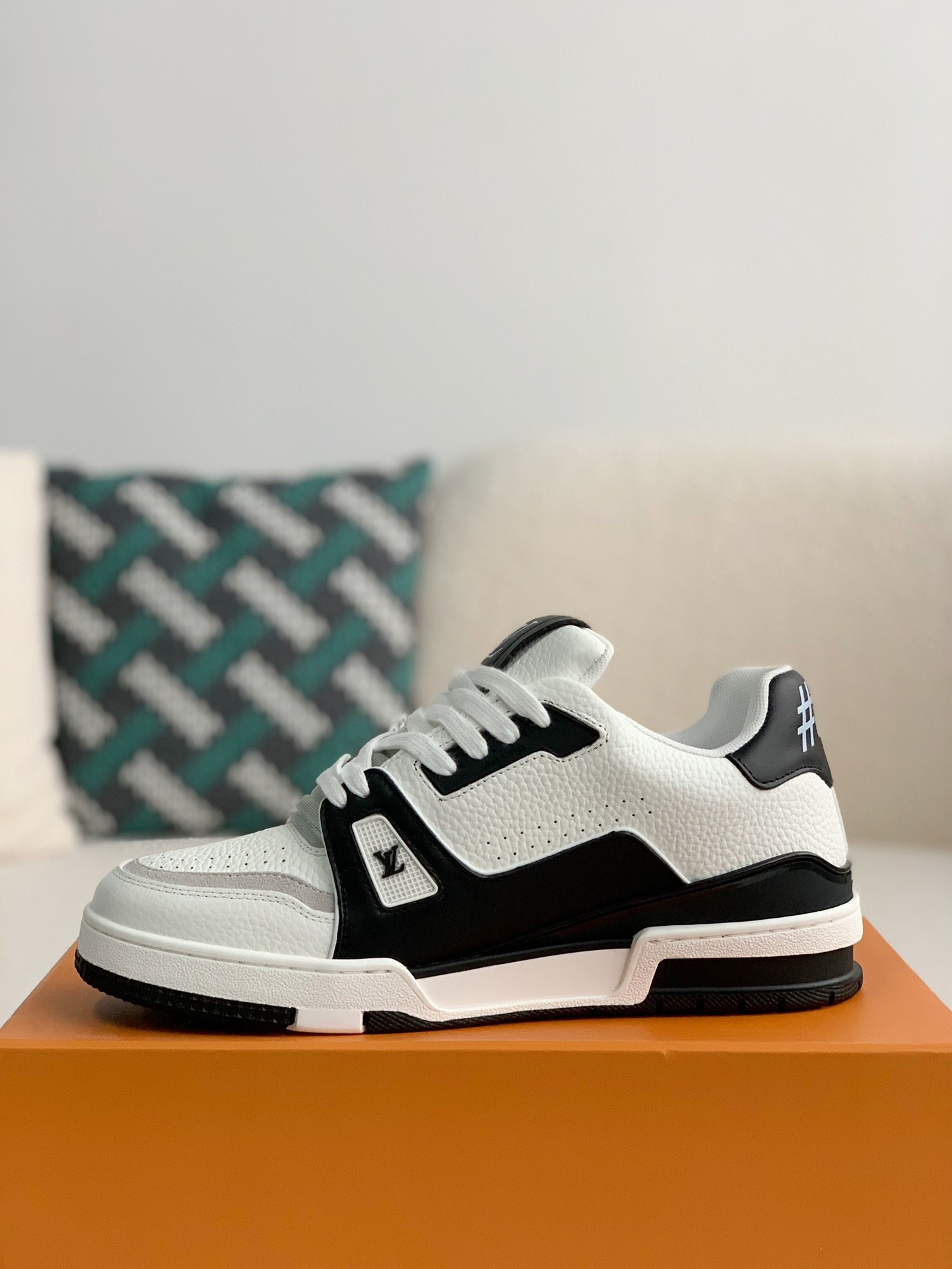 NK x L X V Trainers Sneakers detail 3
