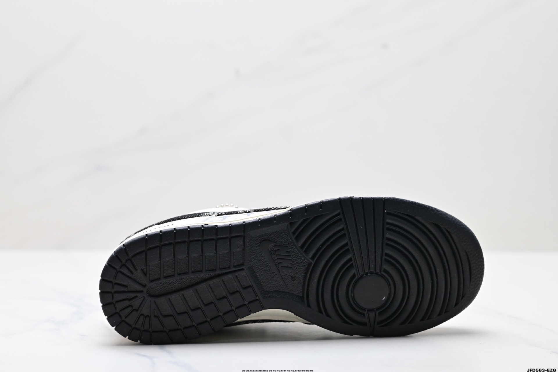 L X V X NK Dunk LOW Sneaker detail 9