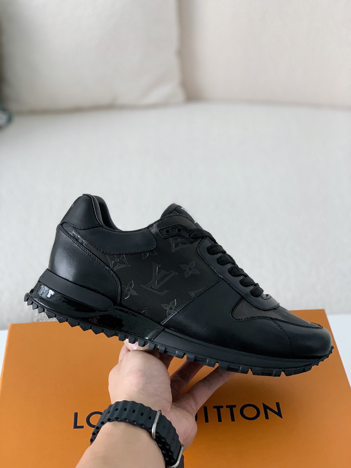L X V Run Away detail 3