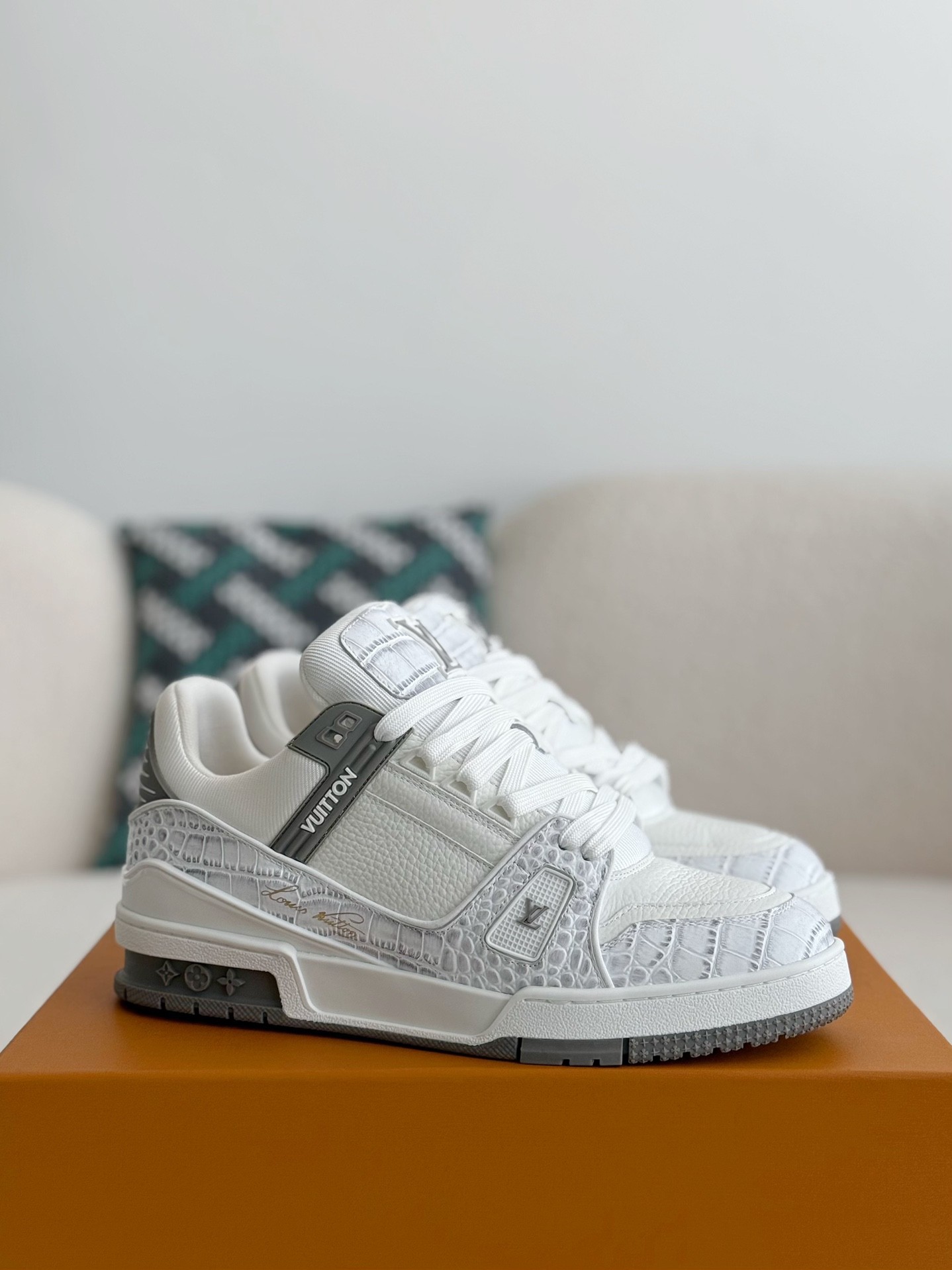 L X V SNEAKERS detail 2