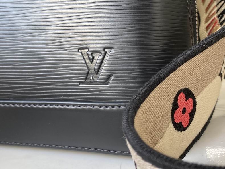 L X V Bag 23.5x17.5zx11.5cm detail 23