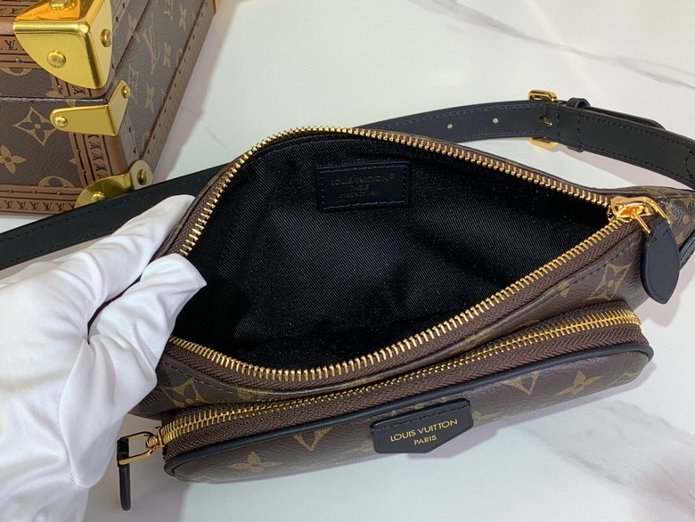 L X V Shoulder bag detail 10