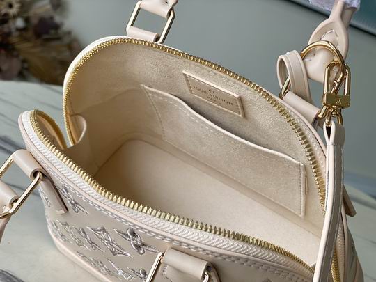 L X V Handbag 23.5x17.5x11.5cm detail 16