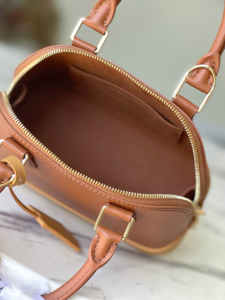 L X V Handbag 23.5x17.5x11.5cm detail 9
