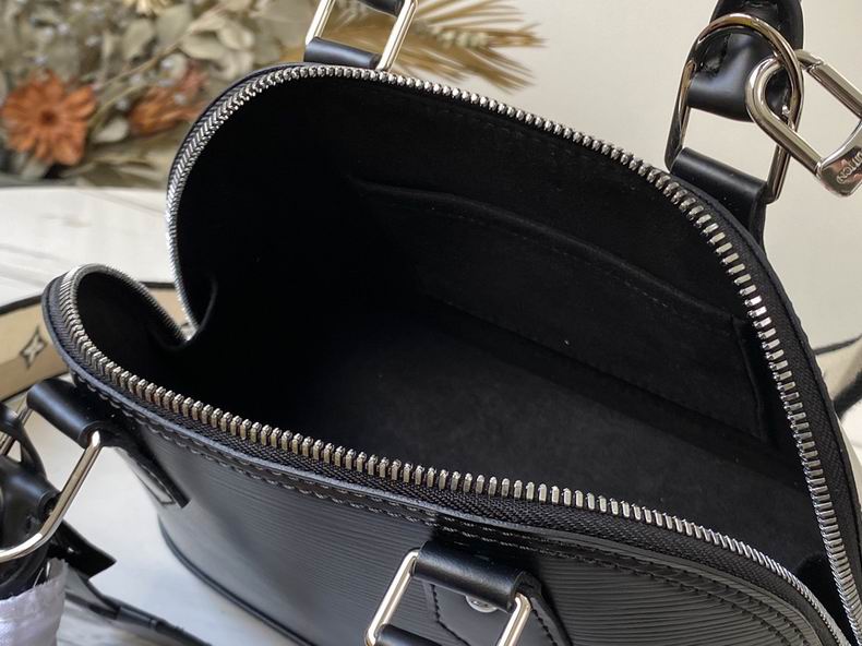 L X V Bag 23.5x17.5zx11.5cm detail 45