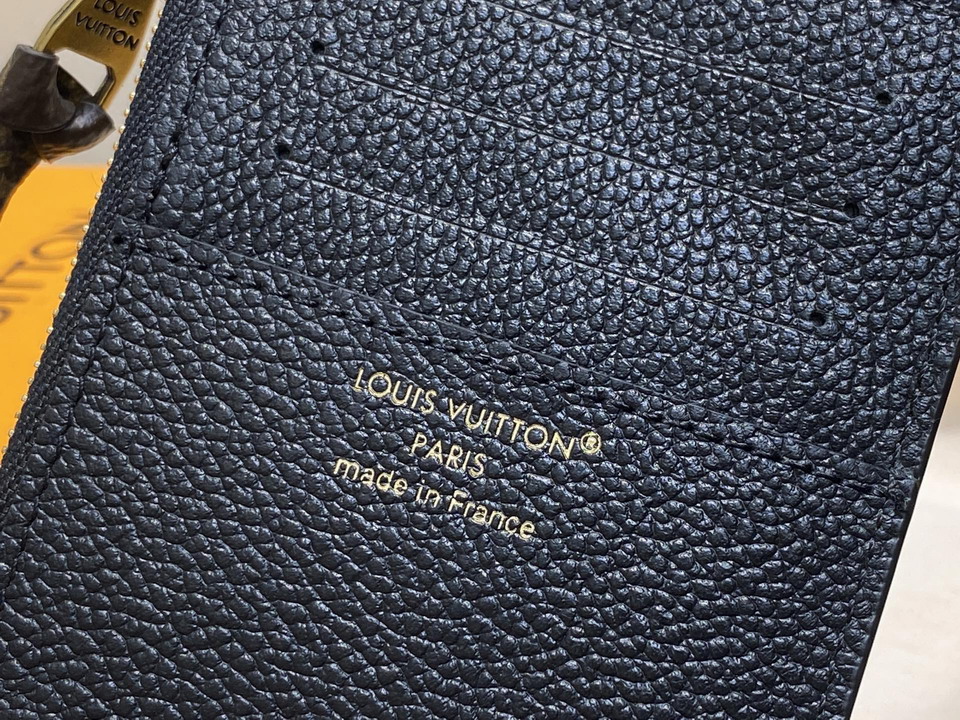 L X V CARD HOLDER detail 9