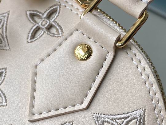 L X V Handbag 23.5x17.5x11.5cm detail 25