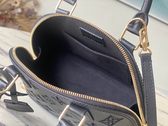 L X V Handbag 23.5x17.5x11.5cm detail 9