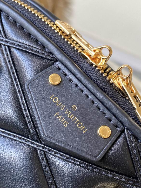 L X V Handbag 23.5x17.5x11.5cm detail 16