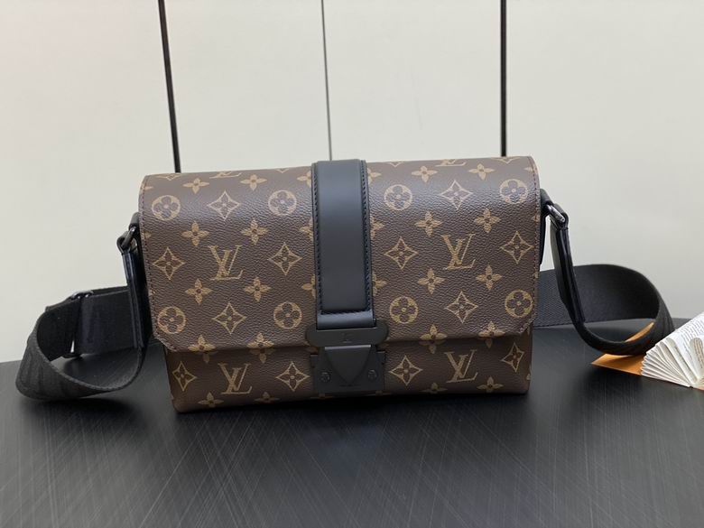 L X V  Messenger Bags Size：28x16x10cm