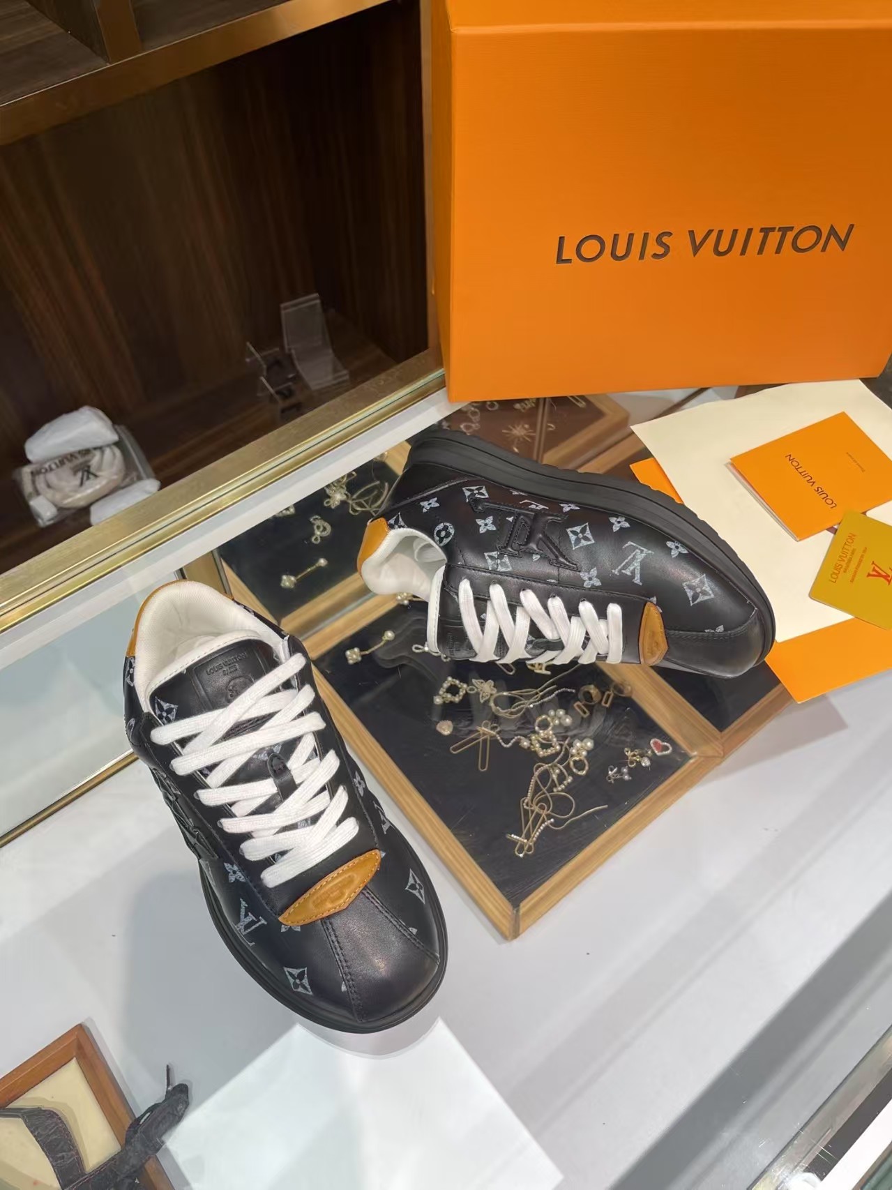 L X V SNEAKERS detail 8