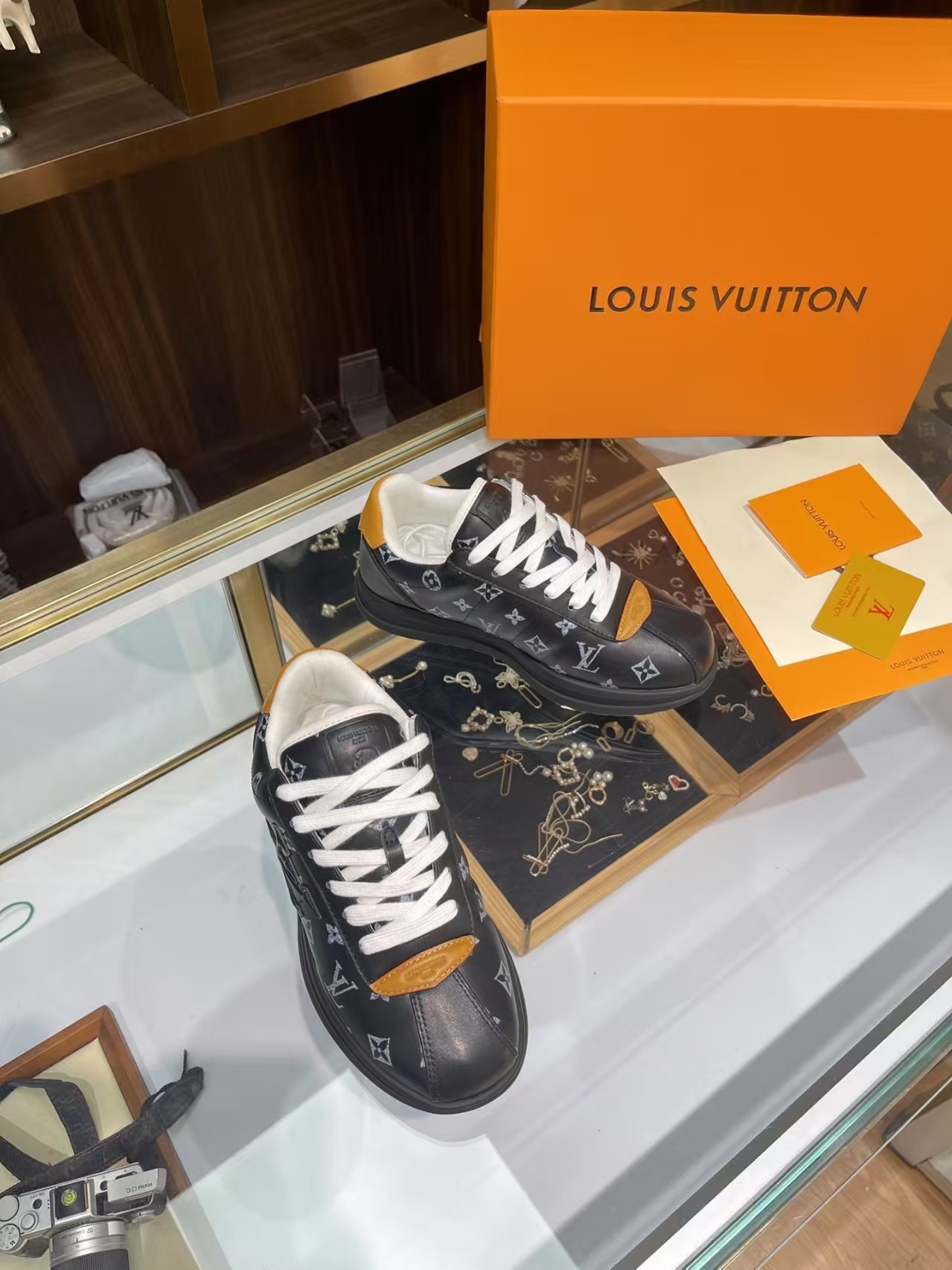 L X V SNEAKERS detail 9