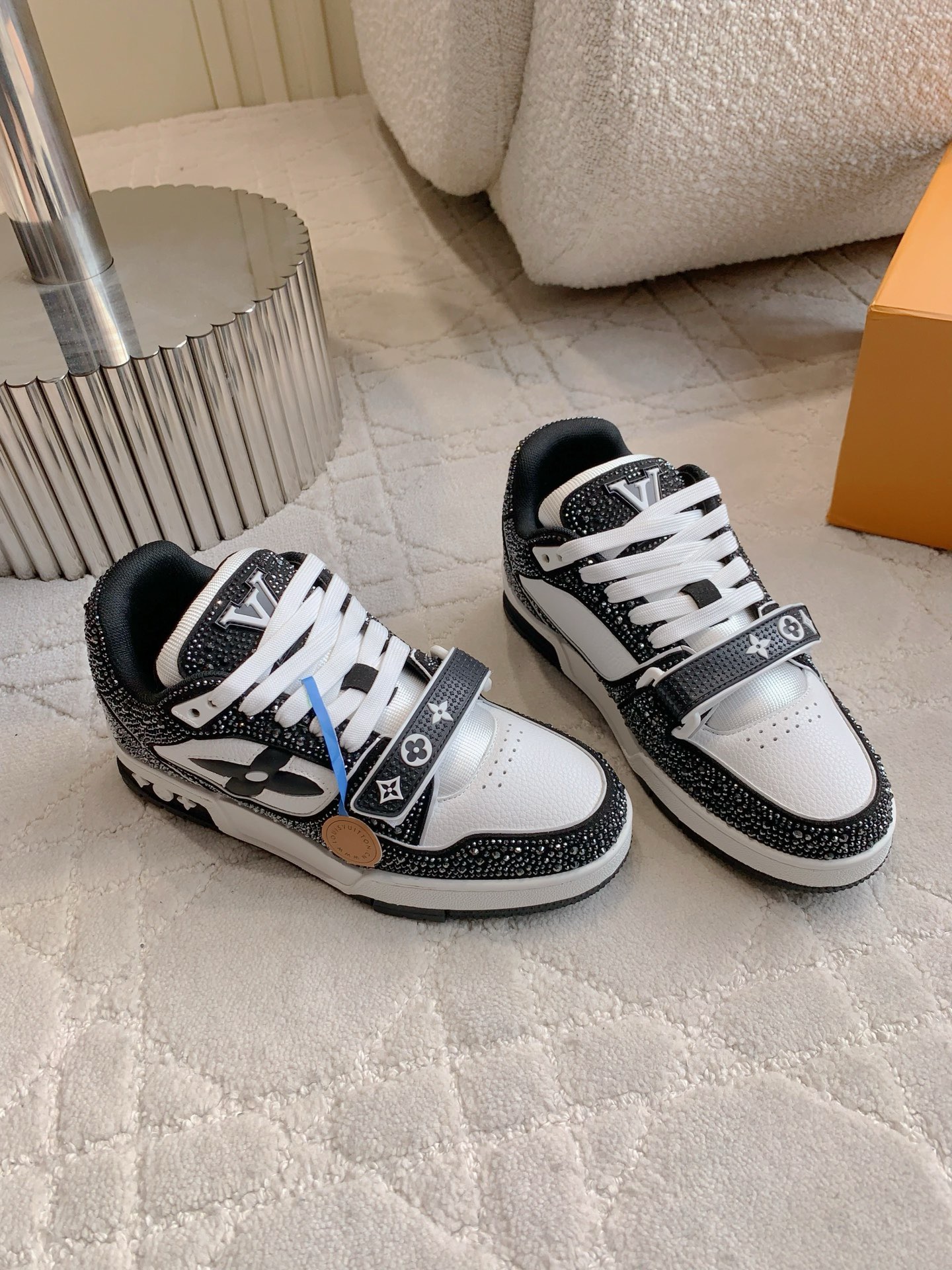 L X V TRAINER detail 4