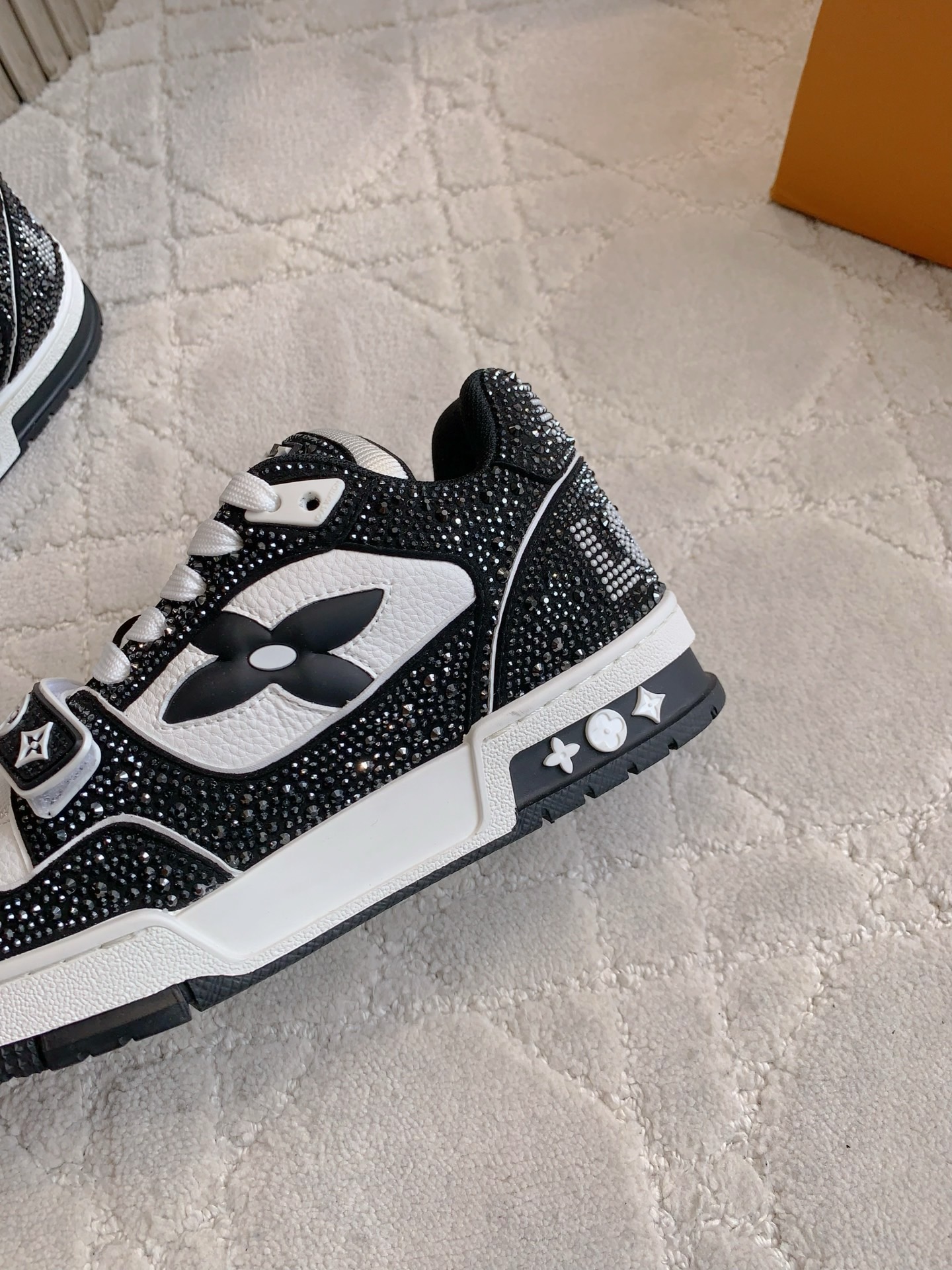 L X V TRAINER detail 8