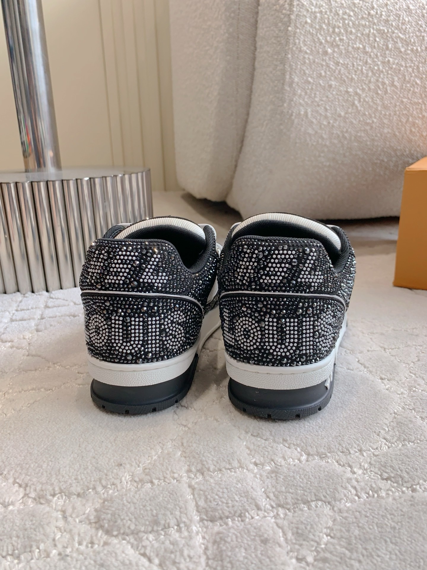 L X V TRAINER detail 6