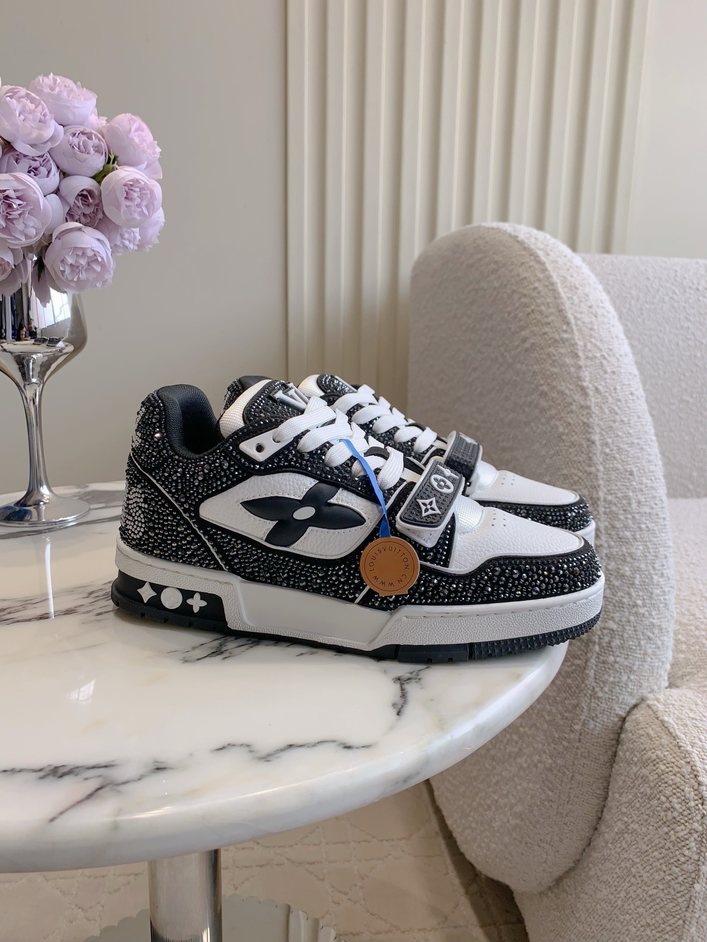 L X V TRAINER detail 2