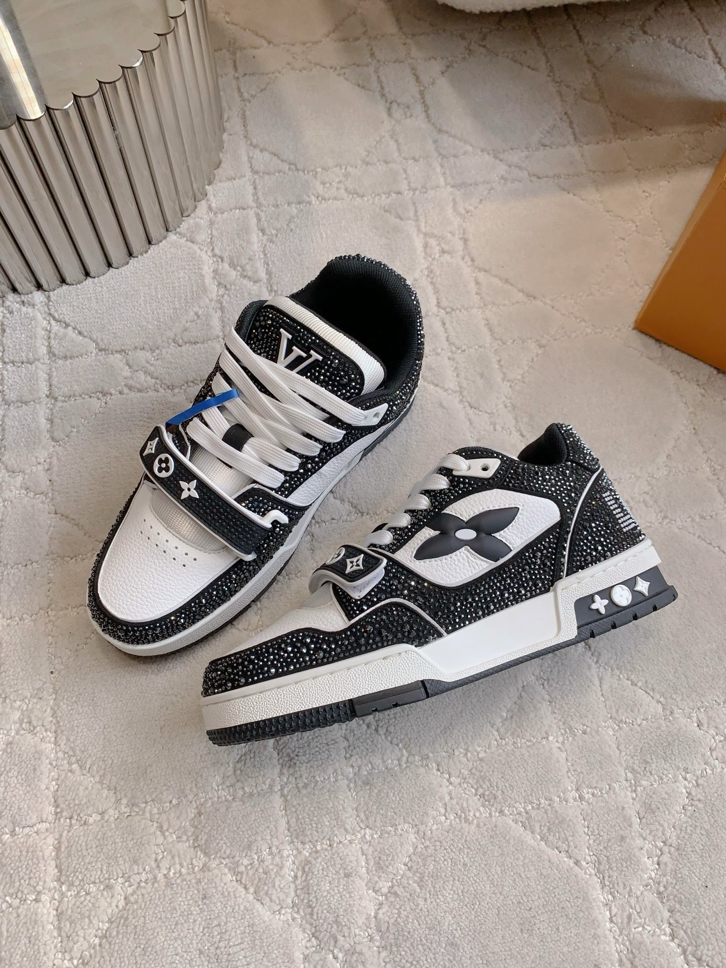 L X V TRAINER