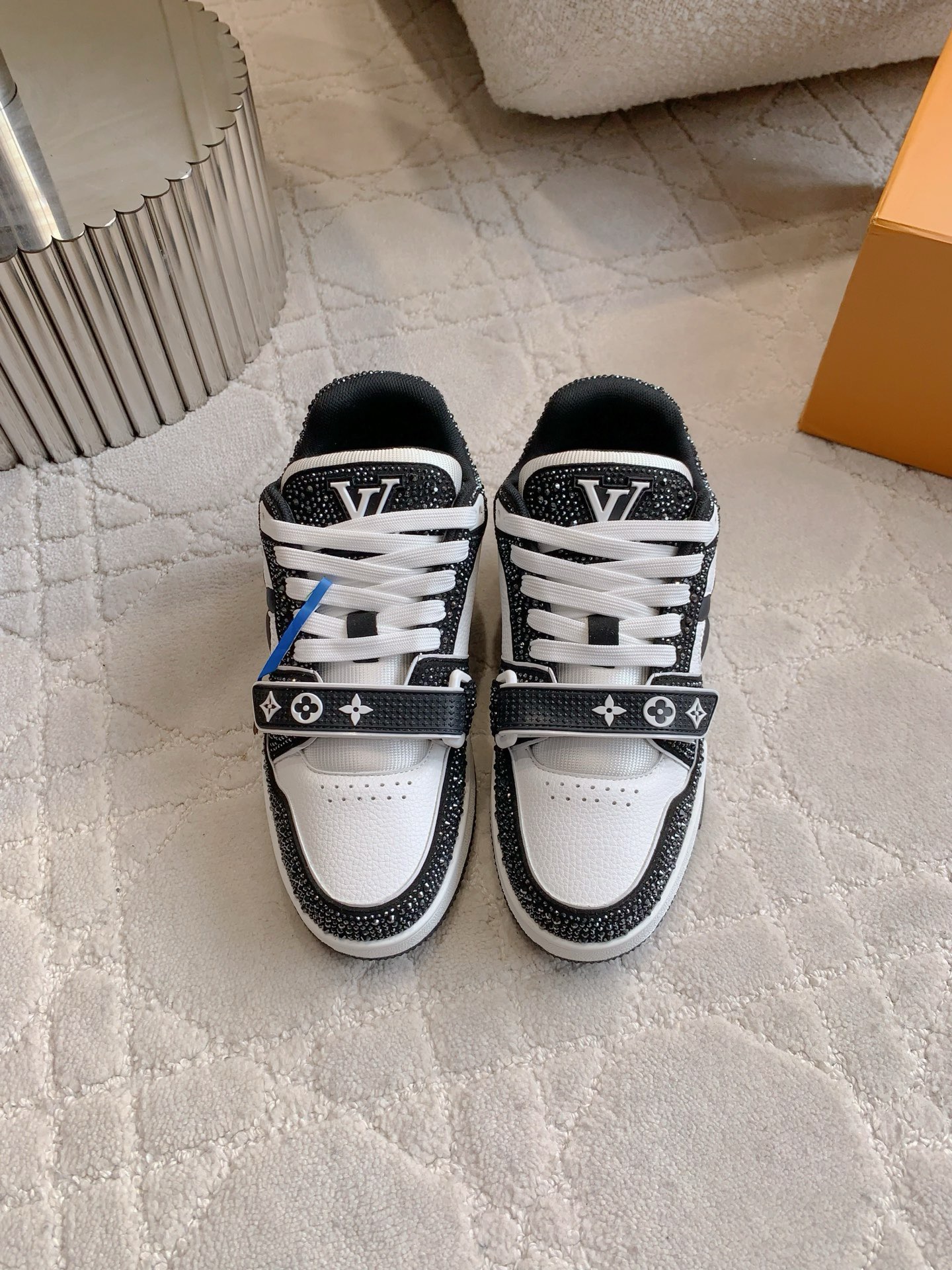 L X V TRAINER detail 3