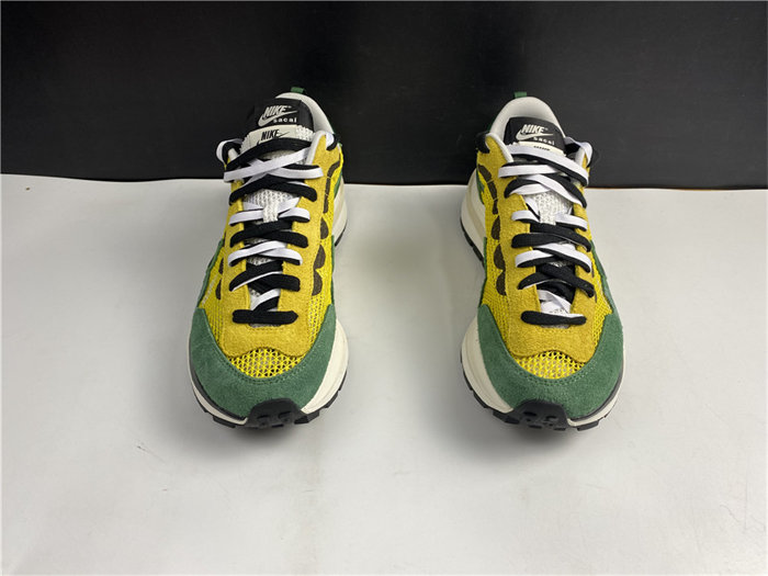 NK Vaporwaffle sacai Tour Yellow Stadium Green detail 4