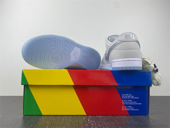 NK SB Dunk Low White Lobster FD8776-100 detail 3