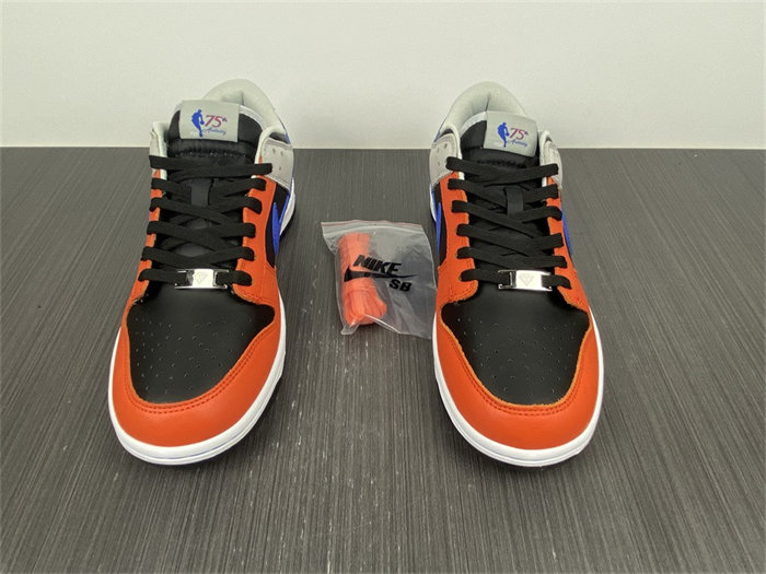 NK Dunk Low EMB NBA 75th Anniversary Knicks DD3363-002 detail 4