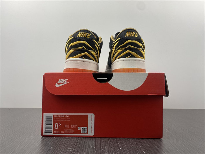 NK Dunk Low Year of the Tiger DQ5351-001 detail 5