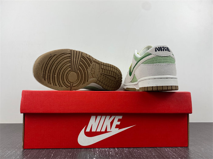 NK Dunk Low SWOOSH D09457-100 detail 3