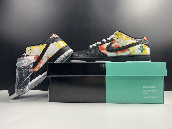 NK SB Dunk Low Raygun Tie-Dye Black BQ6832-001 detail 2
