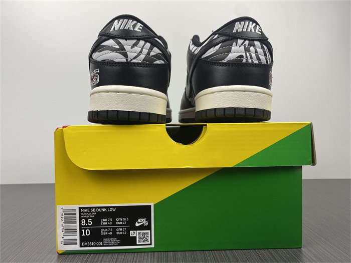 NK SB Dunk Low OG QS Quartersnacks Zebra DM3510-001 detail 5