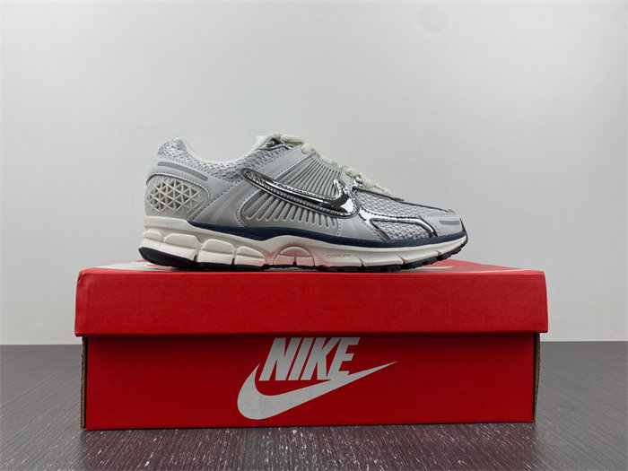 NK Zoom Vomero 5 Photon Dust Metallic Silver FD0884-025 detail 4