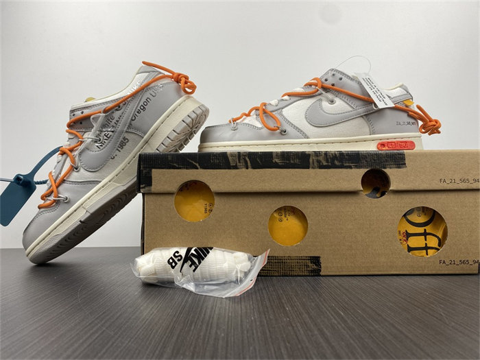 NK Dunk Low OW Lot 44 DM1602-104 detail 2