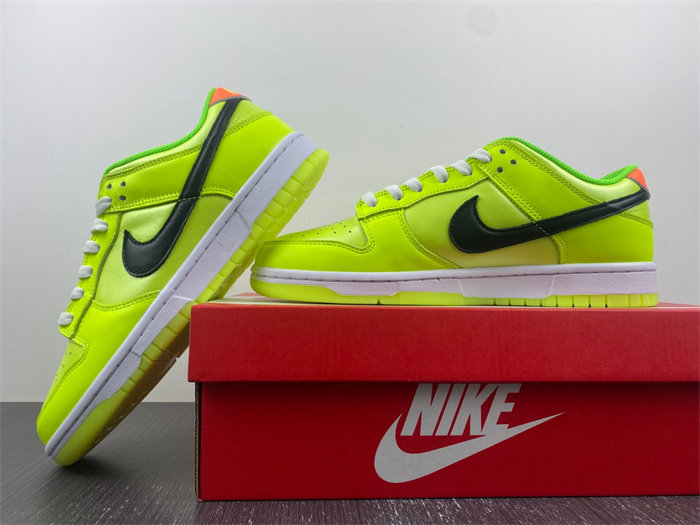 NK Dunk Low “Glow in the Dark” FJ4610-702 detail 2