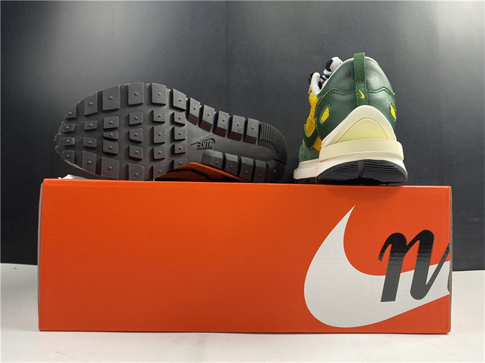 NK Vaporwaffle sacai Tour Yellow Stadium Green detail 6