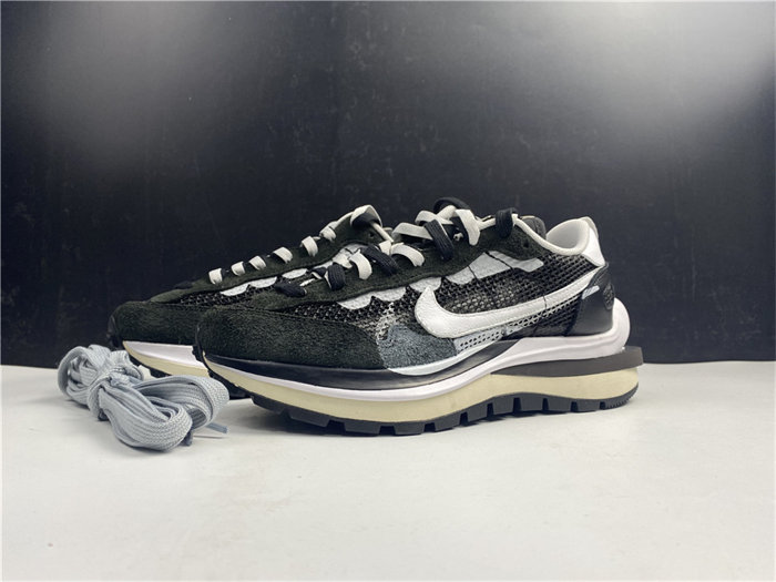 NK Vaporwaffle sacai Black White  CV1363-001