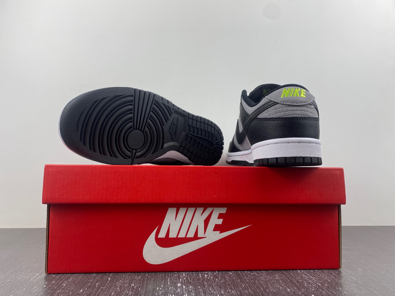 NK Dunk Low 'Black Grey Green Strike' FQ2205-001 detail 3