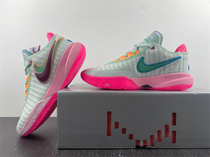 NK Lebron 20 Time Machine DJ5422-300 detail 2