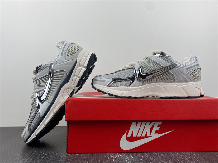 NK Zoom Vomero 5 Photon Dust Metallic Silver FD0884-025 detail 2