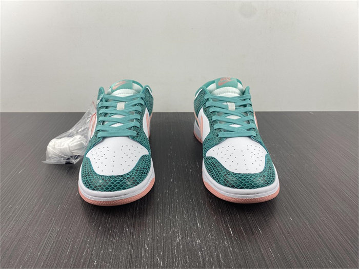 NK Dunk Low Snakeskin Washed Teal Bleached Coral DR8577-300 detail 4