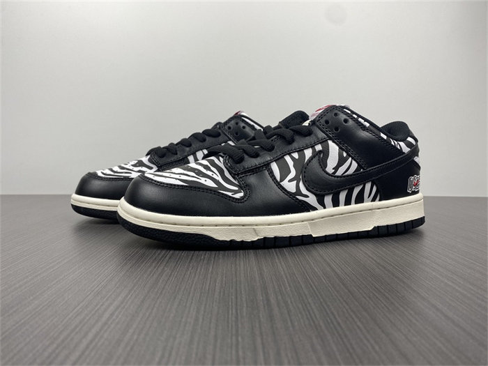 NK SB Dunk Low OG QS Quartersnacks Zebra DM3510-001