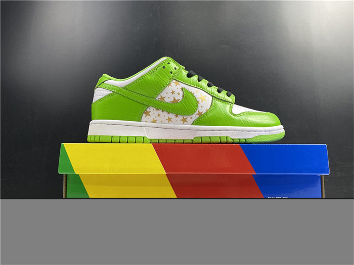 NK SB Dunk Low Supreme Stars Mean Green DH3228-101 detail 5