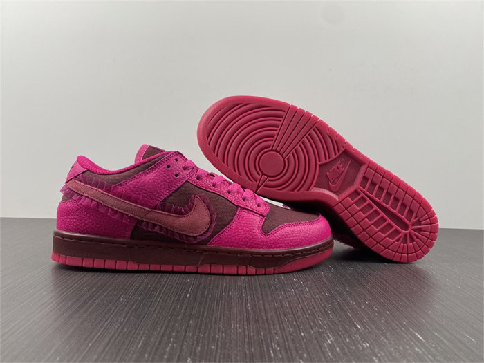 NK Dunk Low Valentine's Day DQ9324-600 detail 3