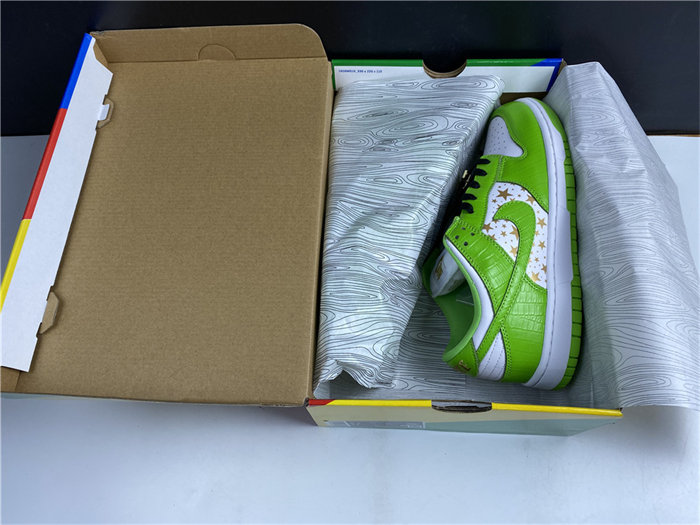 NK SB Dunk Low Supreme Stars Mean Green DH3228-101 detail 7