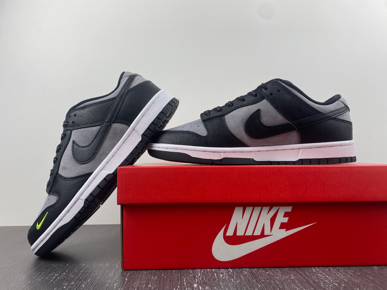 NK Dunk Low 'Black Grey Green Strike' FQ2205-001 detail 2
