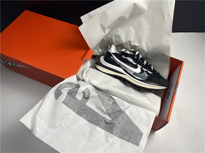 NK Vaporwaffle sacai Black White CV1363-001 detail 7